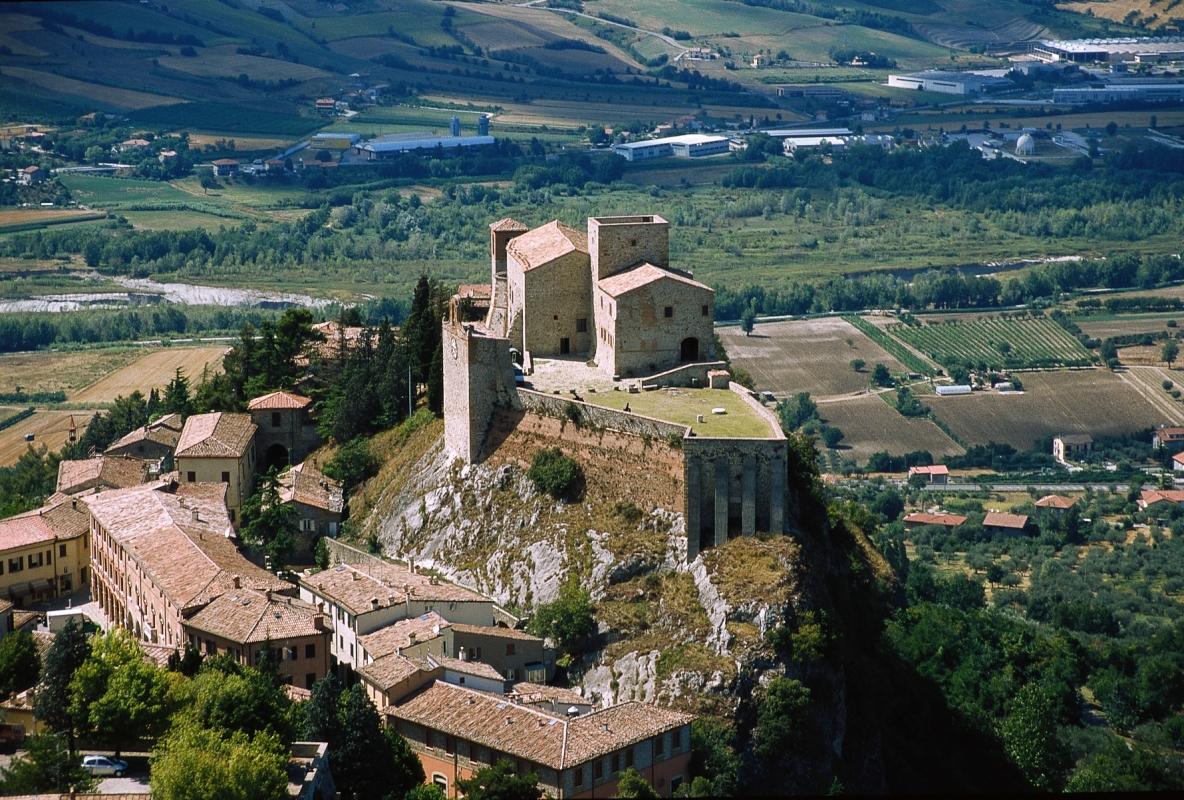 Rocca malatestiana di Verucchio dall'alto foto di sconosciuto