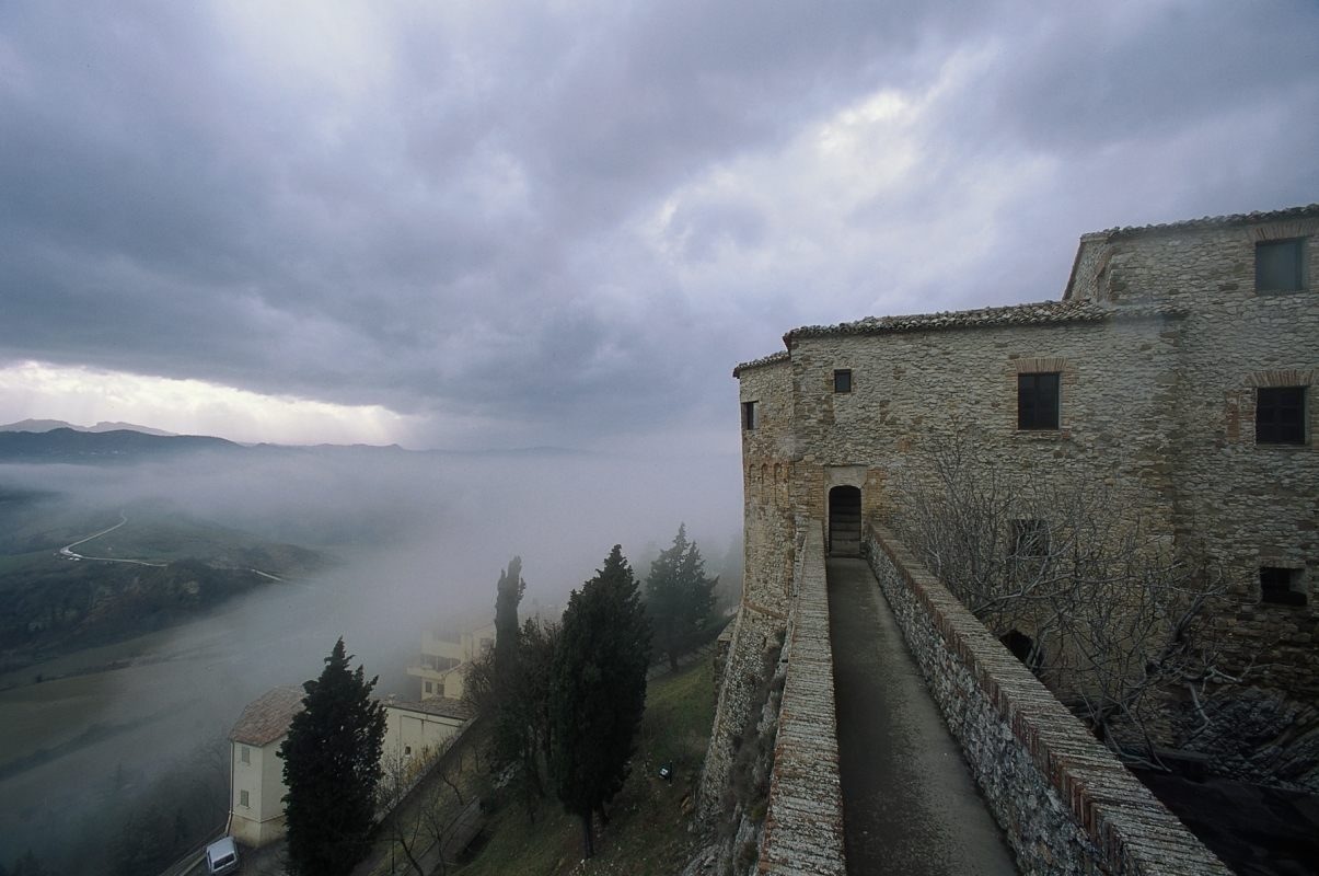 Rocca dei Guidi nella nebbia photo by Autore sconosciuto
