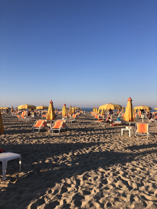 Beach with umbrellas at sunset - Francesca Pasqualetti