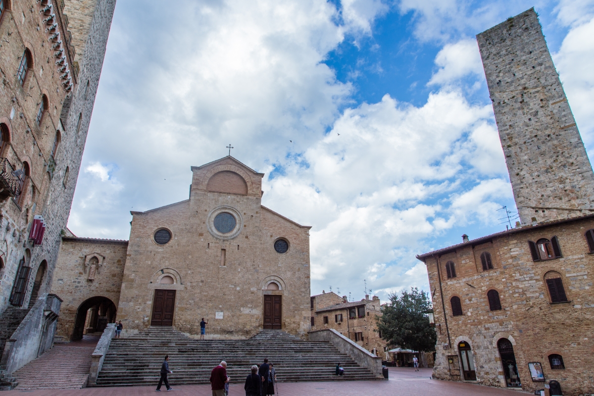 Facciata del Duomo di San Gimignano; a destra, Torre Salvucci - Simone Antonazzo / ENIT SpA