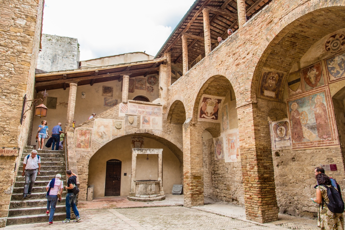 San Gimignano, cortile del Palazzo Comunale - Simone Antonazzo / ENIT SpA