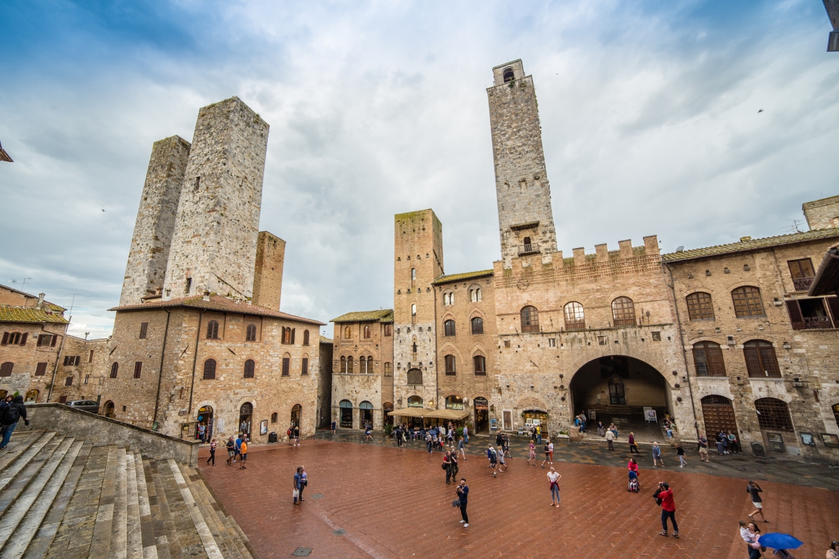 San Gimignano, Piazza del Duomo; da sinistra a destra: Torri dei Salvucci, Torre Pettini, Torre Chigi e Torre Rognosa - Simone Antonazzo / ENIT SpA