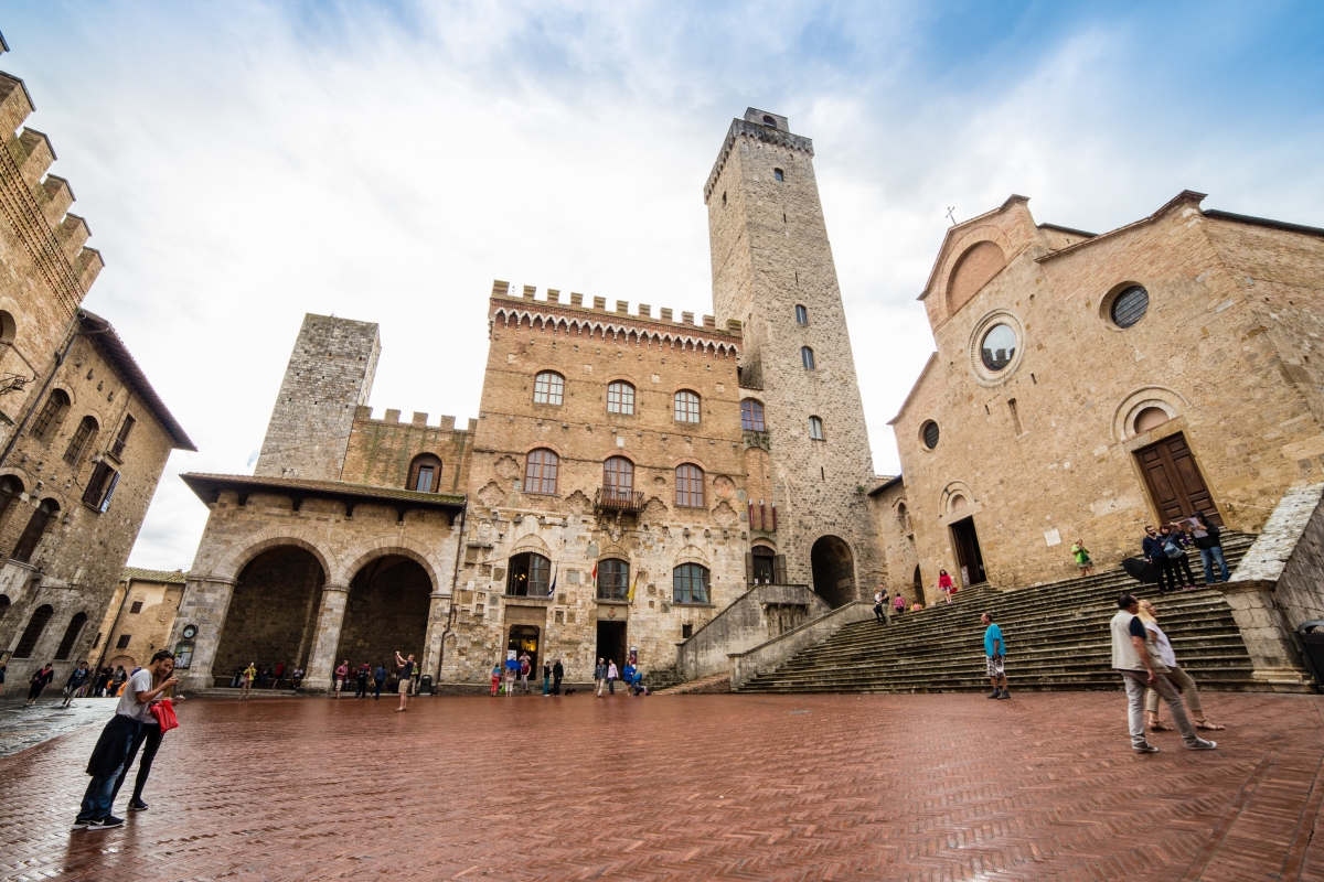 San Gimignano, Piazza del Duomo; da sinistra a destra: Palazzo del Popolo, Torre Grossa e Duomo - Simone Antonazzo / ENIT SpA