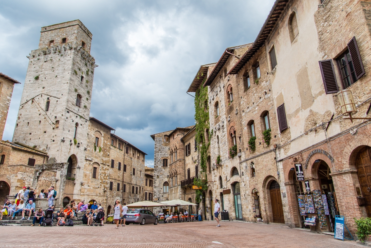 San Gimignano, Piazza della Cisterna; sullo sfondo, la Torre del Diavolo - Simone Antonazzo / ENIT SpA