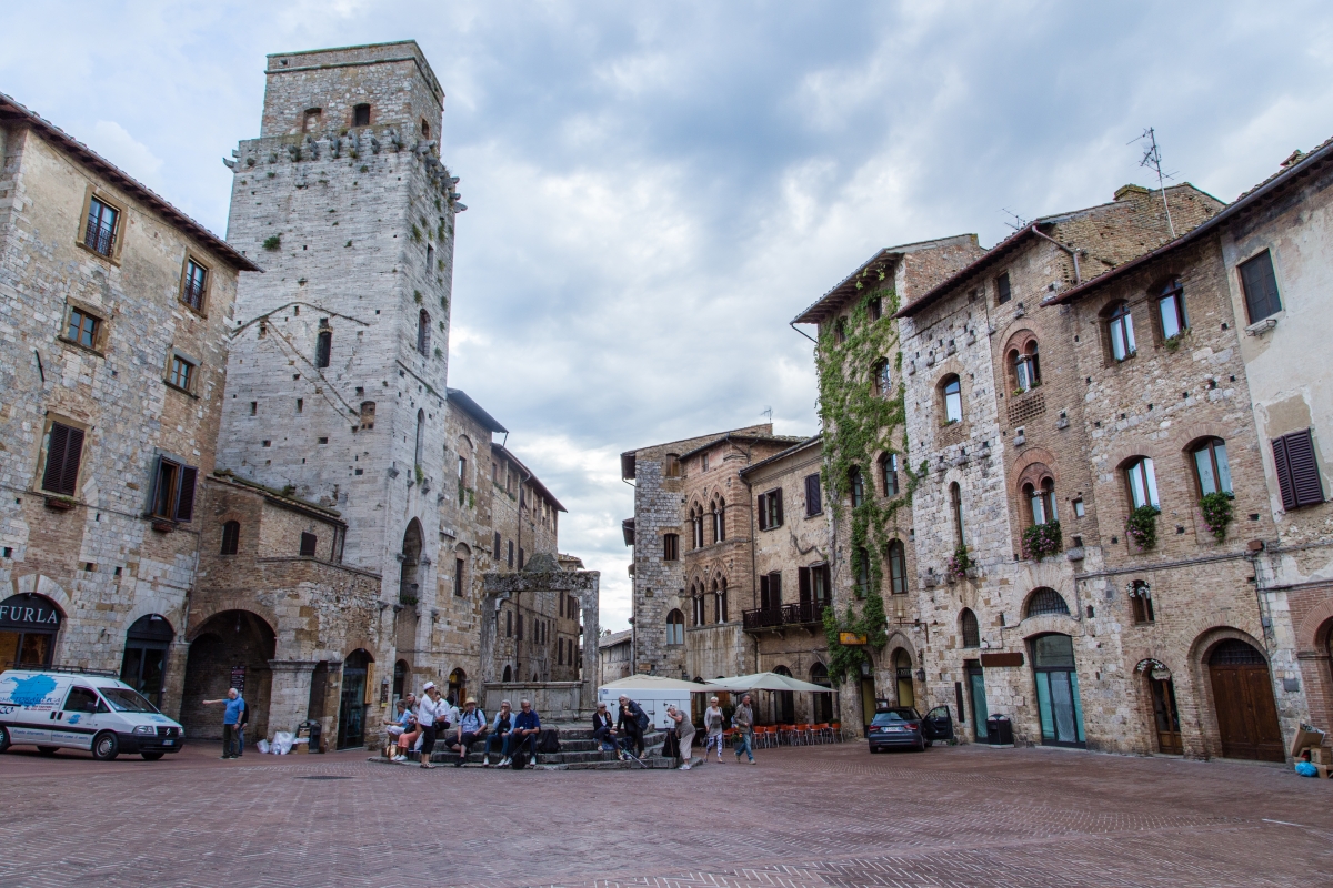 San Gimignano, Piazza della Cisterna; a sinistra la Torre del Diavolo - Simone Antonazzo / ENIT SpA