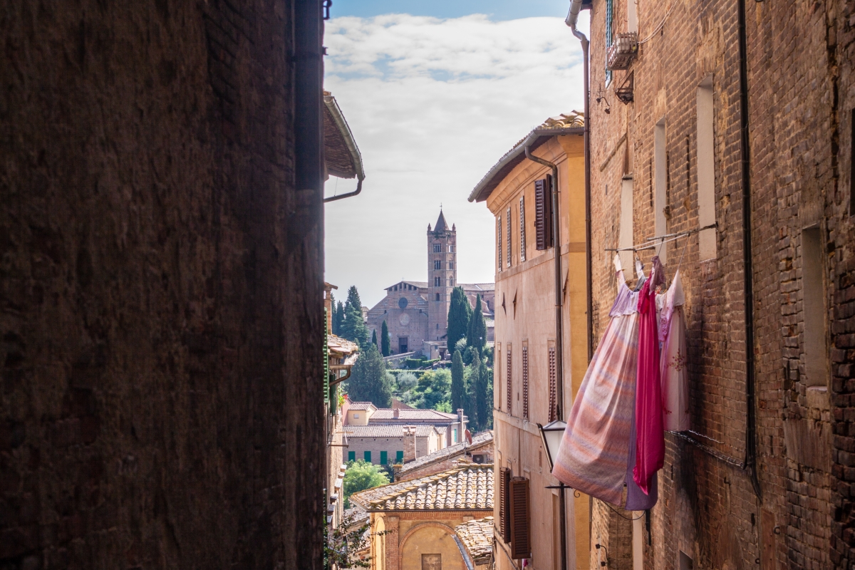 Uno scorcio di Siena con, sullo sfondo, la Basilica di San Clemente in Santa Maria dei Servi - Simone Antonazzo / ENIT SpA