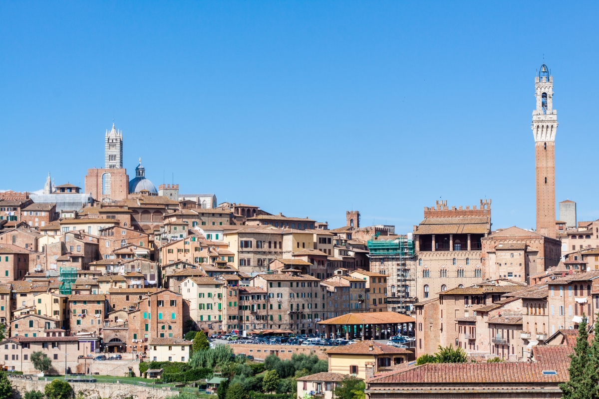 Vista del centro storico di Siena, con il Duomo e la Torre del Mangia o sullo sfondo - Simone Antonazzo / ENIT SpA