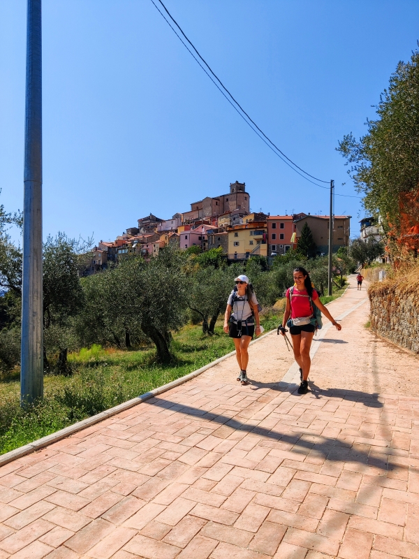 Due pellegrine sulla Via Francigena si allontanano dal borgo di Ponzano Superiore - ENIT SpA