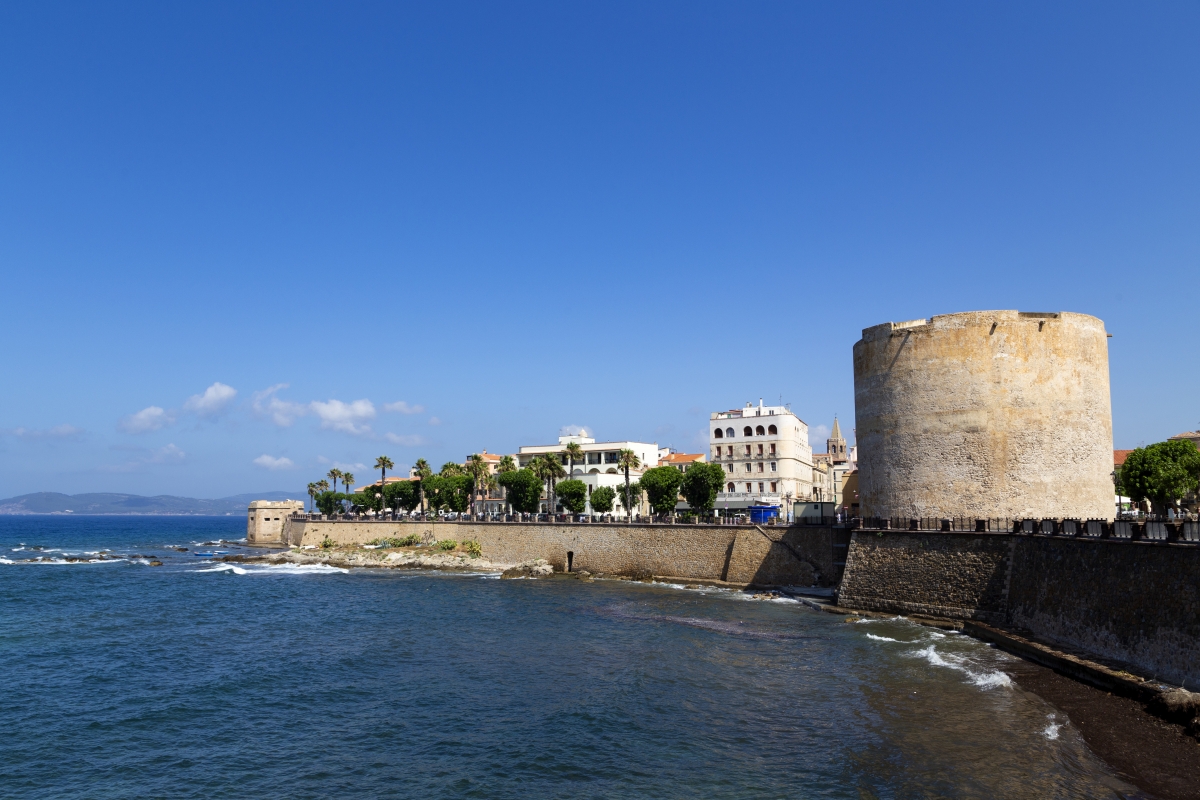 Bastioni Cristoforo Colombo ad Alghero, con la Torre  dell'Esperò Rejal o di Sulis in primo piano - Simone Antonazzo / ENIT SpA