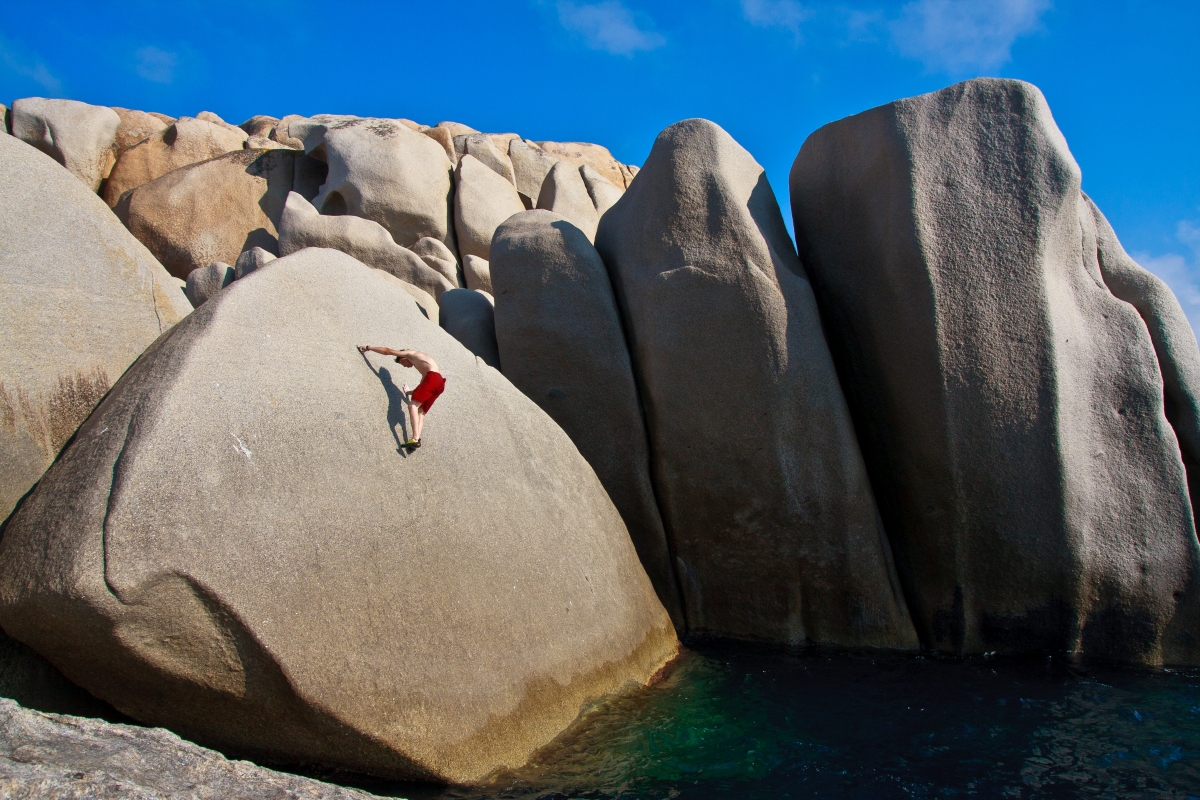 Climbing in Capo Testa - Caminati - shutterstock.com