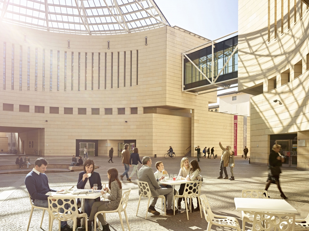 Colazione nella piazza del MART - Trentino Sviluppo S.p.A. - Carlo Baroni