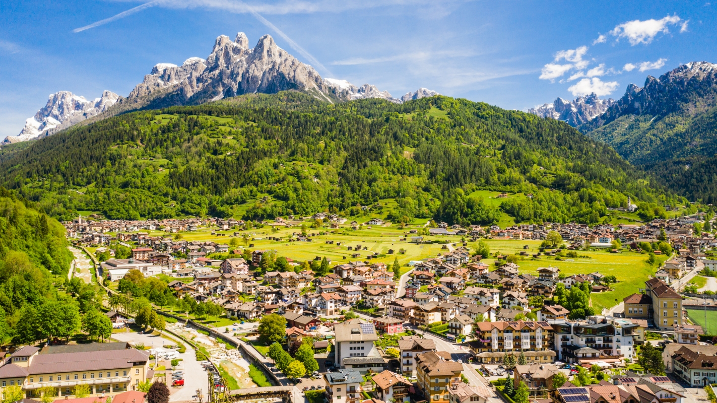 L'abitato di Fiera di Primiero con le Pale di San Martino sullo sfondo - ENIT SpA
