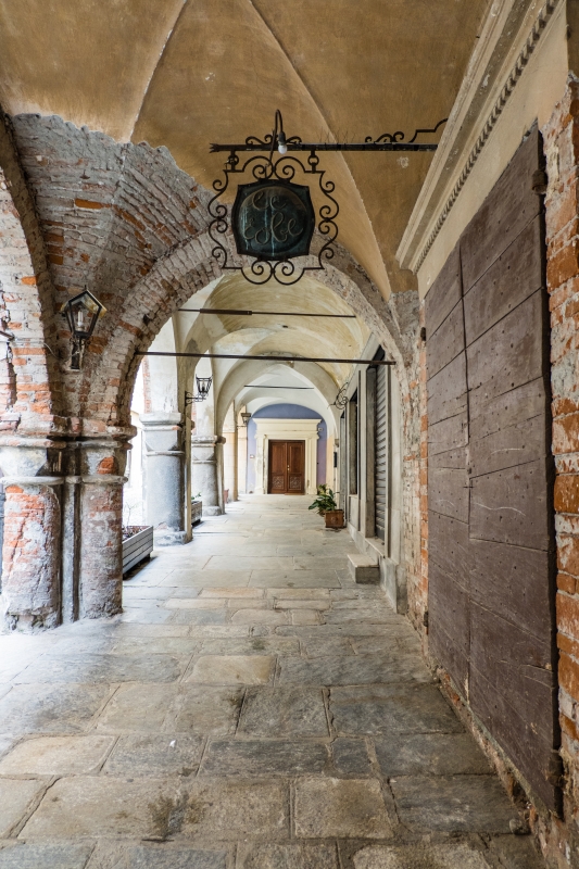 Portico nel borgo di Avigliana - ENIT SpA