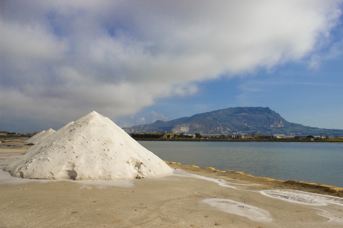 Salt pile in the "Riserva Naturale Saline di Trapani e Paceco" - Simone Antonazzo / ENIT SpA