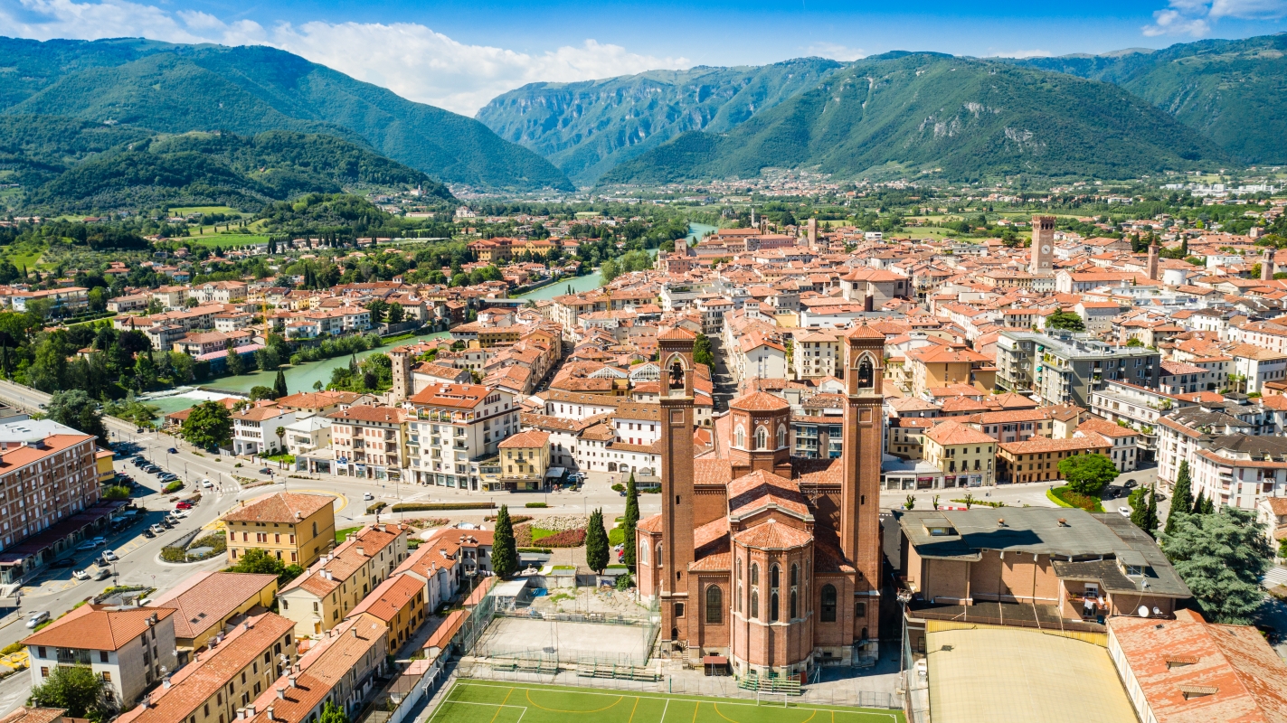 Vista aerea di Bassano del Grappa con il tempio ossario in primo piano - ENIT SpA