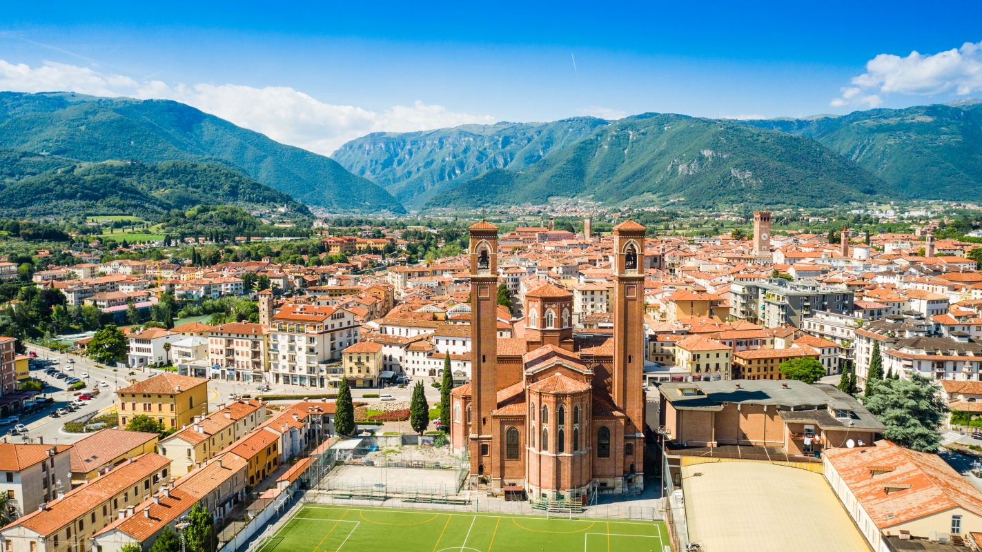 Vista aerea di Bassano del Grappa con il tempio ossario in primo piano - ENIT SpA