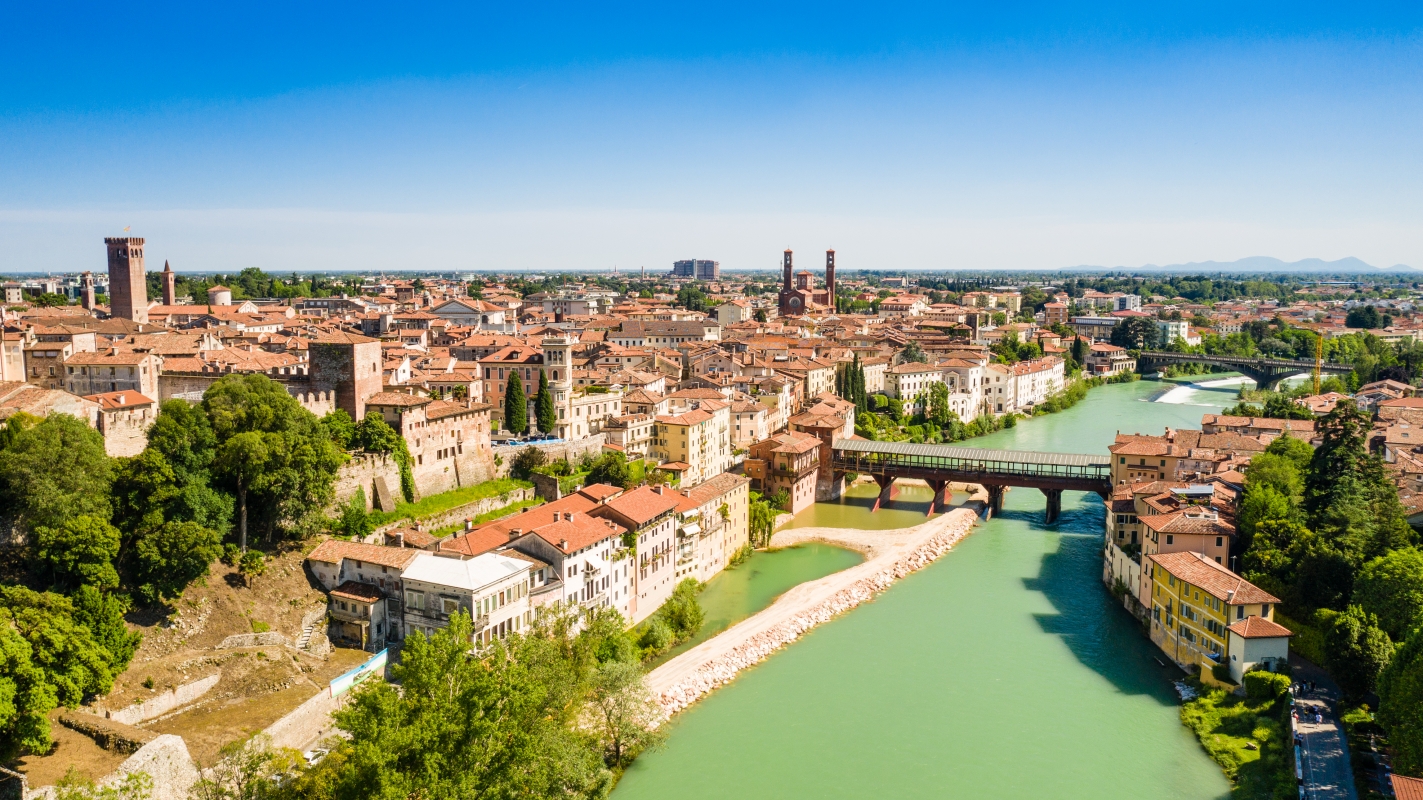 Vista aerea di Bassano del Grappa con il Ponte degli Alpini sul fiume Brenta - ENIT SpA
