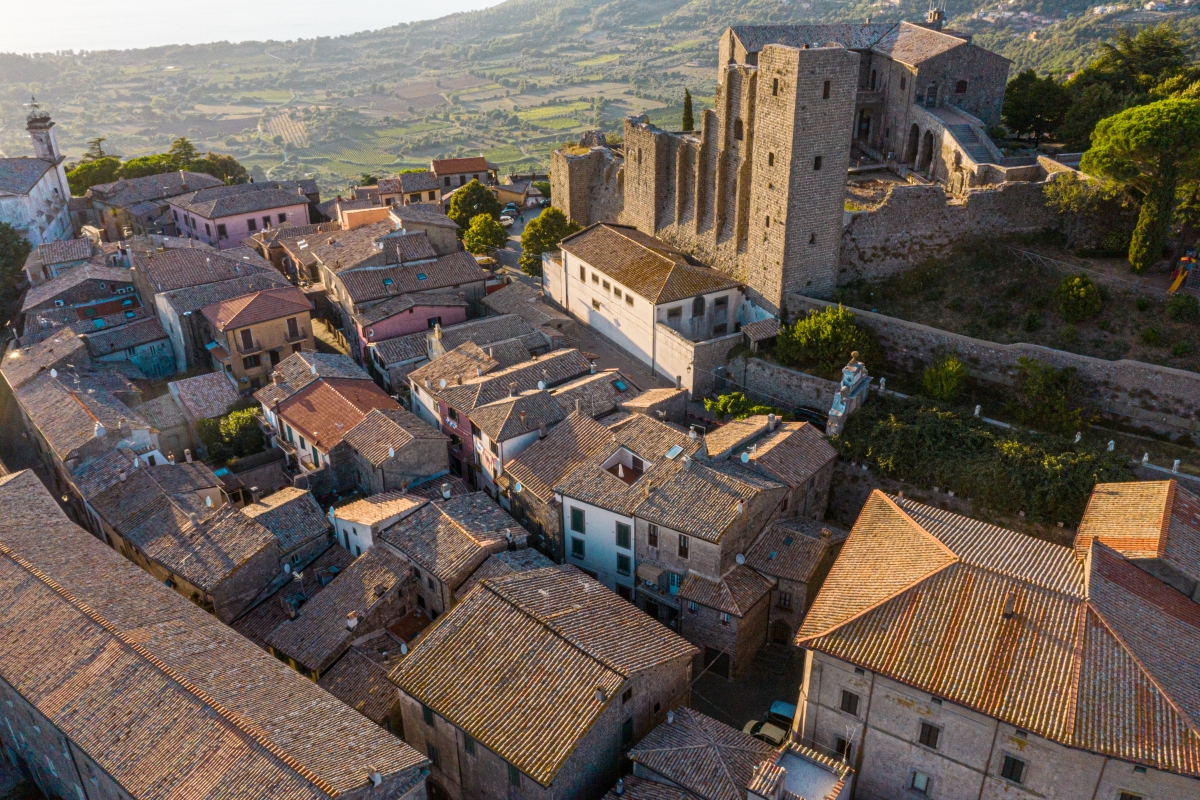 Una vista del borgo di Montefiascone, in alto a destra la Rocca dei Papi - ENIT SpA