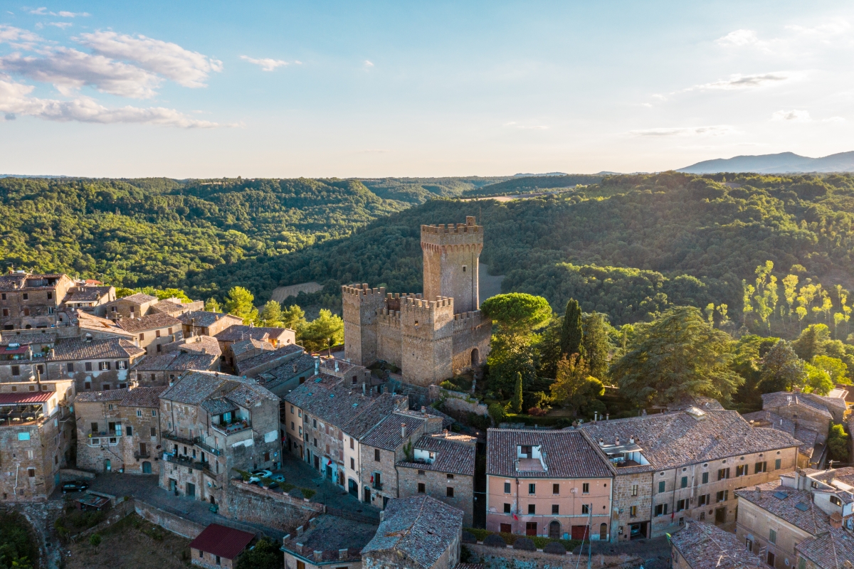 Vista panoramica del borgo di Proceno con il castello al centro - ENIT SpA