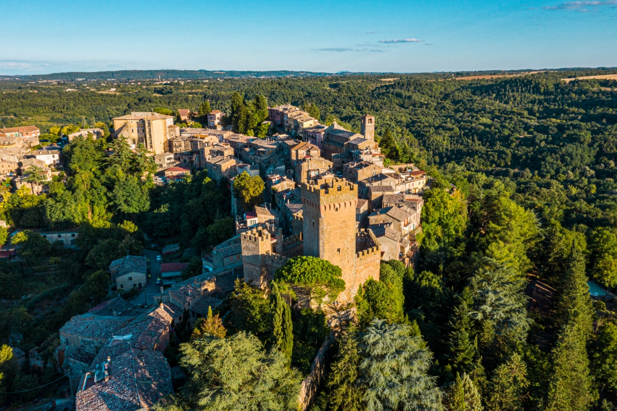 Vista del borgo di Proceno, con il castello in primo piano - ENIT SpA