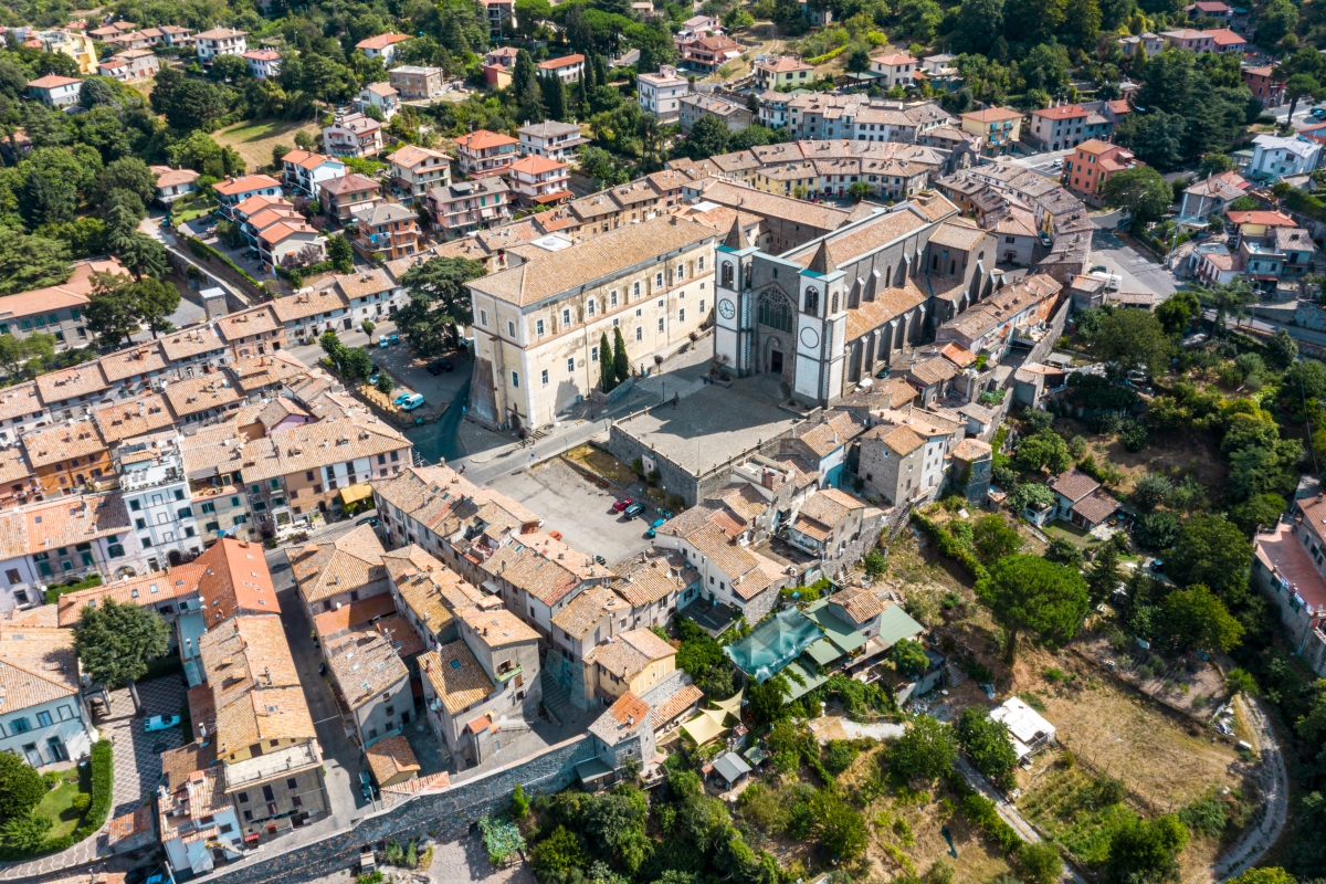 Vista aerea di San Martino al Cimino, frazione di Viterbo, e dell'abbazia cistercense - ENIT SpA