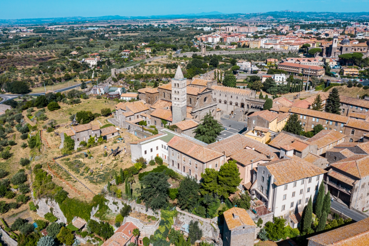 Vista aerea di Viterbo, con piazza San Lorenzo, il Duomo di San Lorenzo e il Palazzo dei Papi - ENIT SpA