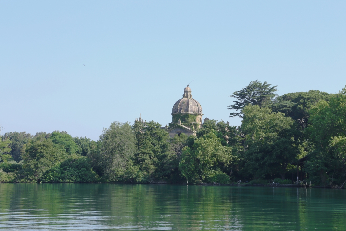 L'Isola Bisentina nel Lago di Bolsena. Si intravede la Chiesa e Convento dei Santi Giacomo e Cristoforo. - Simone Antonazzo / ENIT SpA