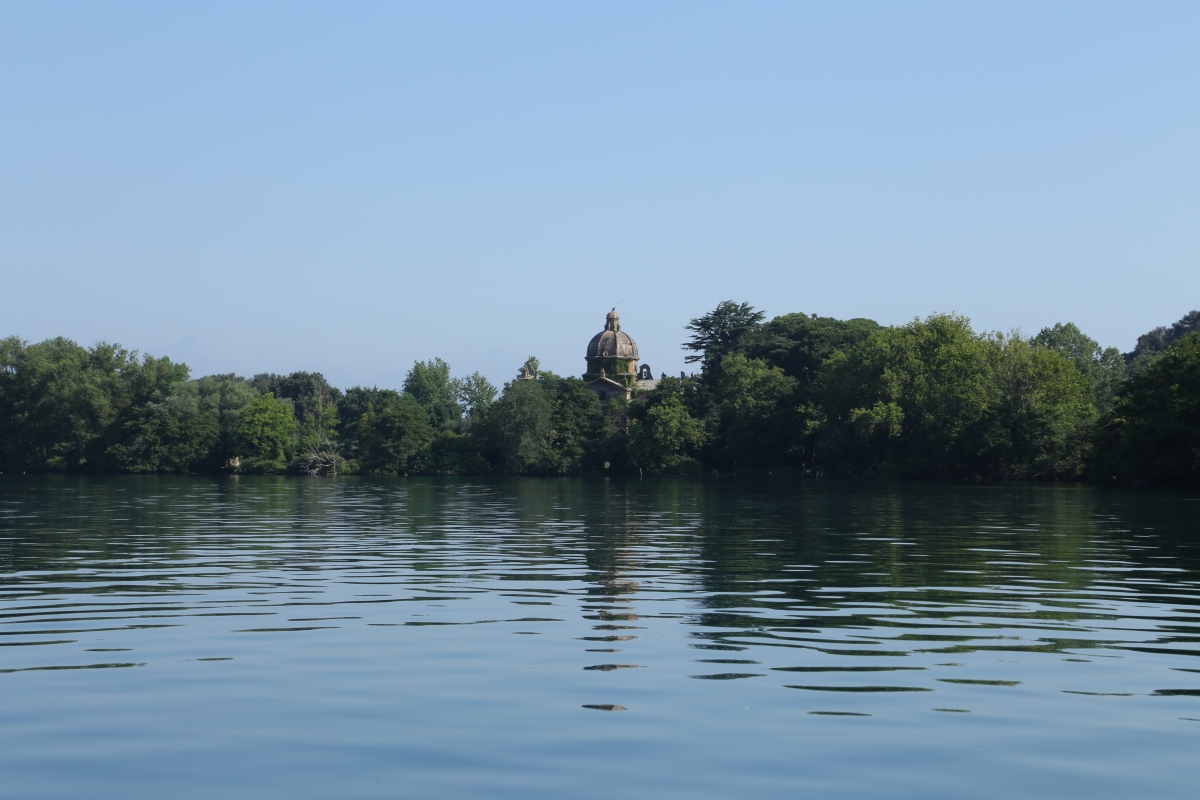 L'Isola Bisentina nel Lago di Bolsena. Si intravede la Chiesa e Convento dei Santi Giacomo e Cristoforo. - Simone Antonazzo / ENIT SpA