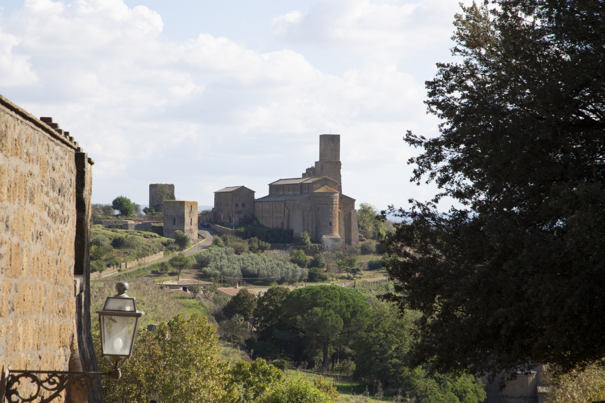Basilica di San Pietro, Tuscania - Veduta dal Parco Torre di Lavello - Simone Antonazzo / ENIT SpA
