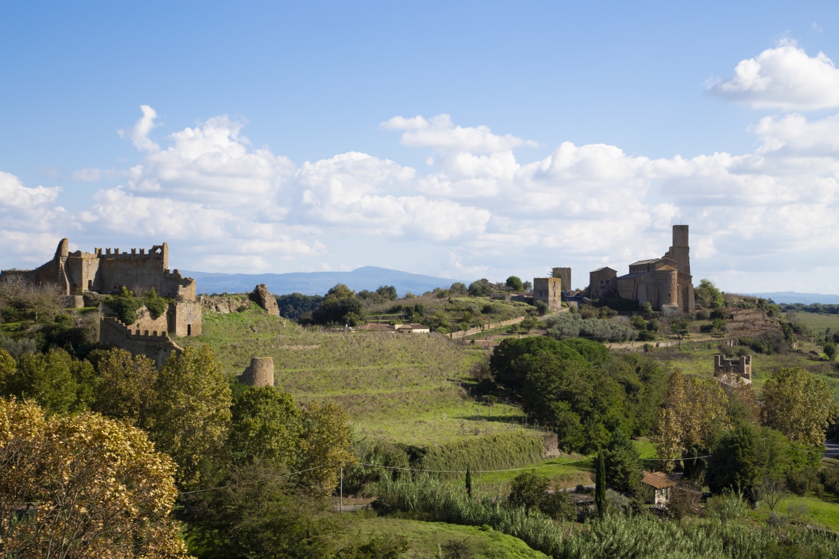 Panorama con i ruderi del Castello del Rivellino e Basilica di San Pietro, Tuscania - Simone Antonazzo / ENIT SpA