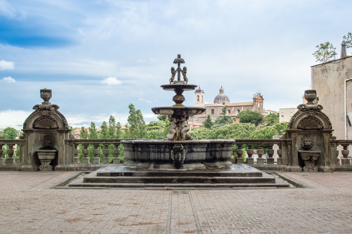 Fontana di Palazzo dei Priori, sullo sfondo la Chiesa della Santissima Trinità - ENIT SpA