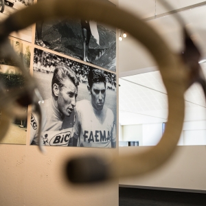 Foto d'epoca di Jacques Anquetil e Eddy Merckx al Museo dei campionissimi - ENIT SpA