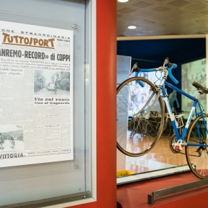 Museo dei campionissimi: giornale d'epoca con titolo dedicato a Fausto Coppi e una bicicletta appartenuta a Francesco Moser - ENIT SpA