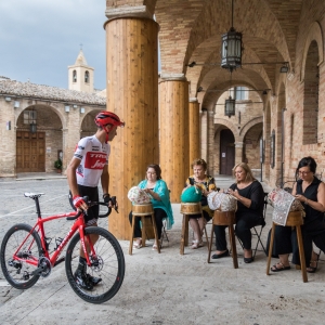 Artigiane del tombolo con Vincenzo Nibali, testimonial ufficiale Regione Marche - Regione Marche