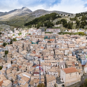 Vista aerea del borgo di Castel del Monte in Abruzzo - ENIT SpA