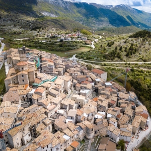Vista aerea del borgo di Castel del Monte in Abruzzo - ENIT SpA