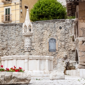 Fontana medievale di Fontecchio in Piazza del Popolo - Simone Antonazzo / ENIT SpA
