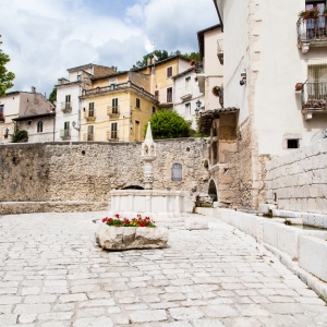 Fontana medievale di Fontecchio in Piazza del Popolo - Simone Antonazzo / ENIT SpA