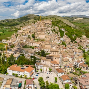 Vista aerea del borgo di Navelli in Abruzzo - ENIT SpA