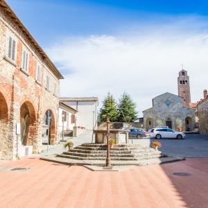 Civitella in Val di Chiana, vista di piazza Don Alcide Lazzeri con la Chiesa di Santa Maria Assunta sullo sfondo - Simone Antonazzo / ENIT SpA