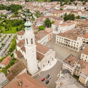 Piazza Duomo con la Basilica Cattedrale di San Martino e il Palazzo dei Rettori - vista aerea - ENIT SpA