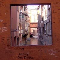 Via Piella, la &quot;finestrella&quot; sul canale a Bologna