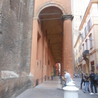 Portico della Cattedrale di San Pietro, Via Altabella (BO)
