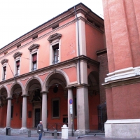 Le colonne leggere del portico della Cattedrale di San Pietro a Bologna