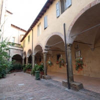 Portico interno dell'Oratorio di S. Cecilia raggiungibile dal portico di san Giacomo - Mariaorecchia