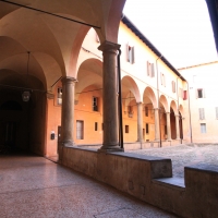 Portico dell'Oratorio di S. Cecilia che si dirama dal portico di san Giacomo - Mariaorecchia