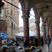 Portico di Via Santo Stefano con il mercato - Eliocommons - Bologna (BO)