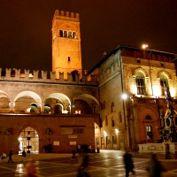Palazzo Re Enzo, di sera - Valentina.desantis