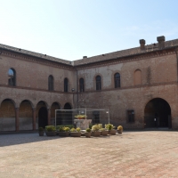 Bentivoglio, Castello, cortile interno con pozzo - Cinzia Malaguti - Bentivoglio (BO)