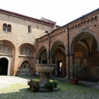 Particolare del chiostro all'interno della basilica di Santo Stefano, Bologna